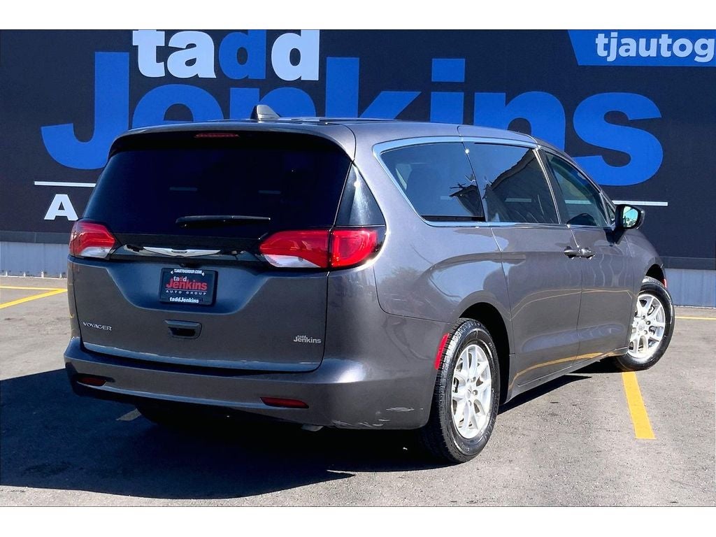 2022 Chrysler Voyager LX