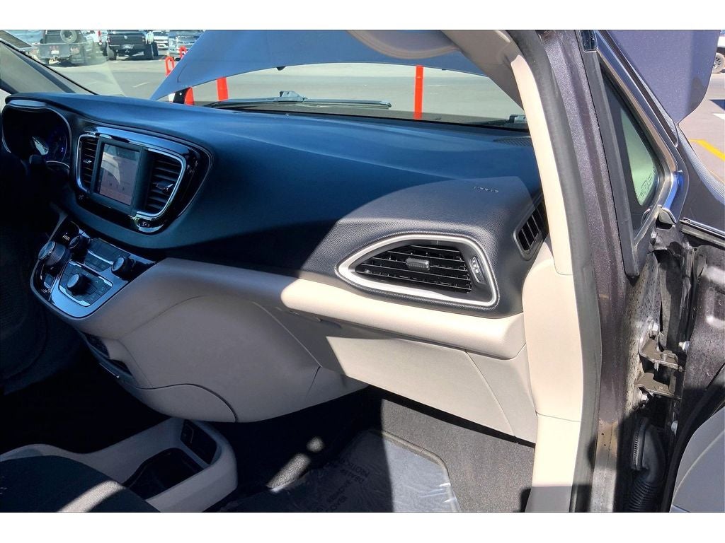 2022 Chrysler Voyager LX