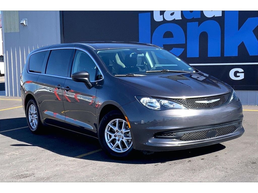 2022 Chrysler Voyager LX