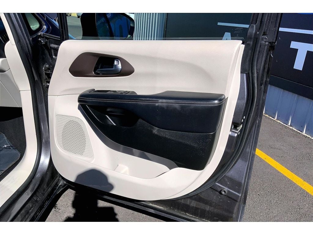 2022 Chrysler Voyager LX